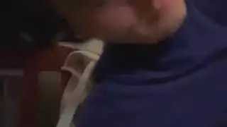 يعلم اخته كيف تسوق الدراجة فهاج عليها