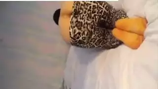 سكس هي تتفرج وهو يطبق