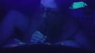 ربة منزل يائسة تفتح ساقيها لقضيب رجل غريب