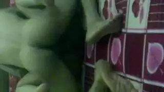 جنس صريح على الأرض: الزوجة المثيرة تئن مثل نجمة إباحية