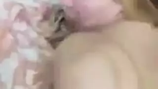 عاهرة فيسبوك محمرة تتوسل للظلام ثم تأخذ عدة قذف