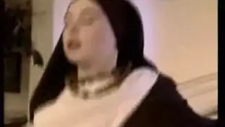 عاهرة مراهقة صغيرة تأخذ قضيبًا أوروبيًا ضخمًا في مهبلها