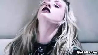 ذهب شقي في سن المراهقة إلى الفناء الخلفي مع صديقها لممارسة الجنس الوحشي معه