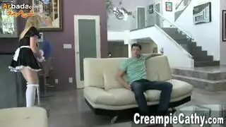 مص ونيك: خادمة مستأجرة تُسعد قضيباً قاسياً